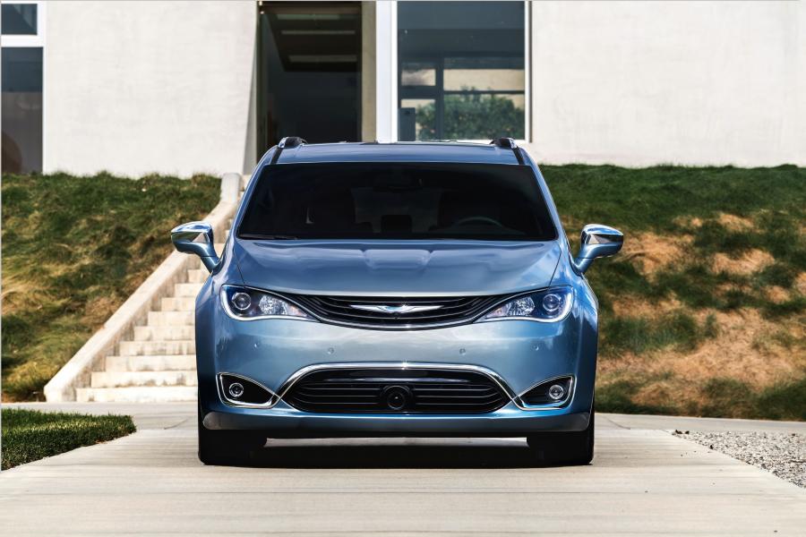  Chrysler Pacifica Hybrid Limited (RU) 2016 года  (фото 2 из 40)